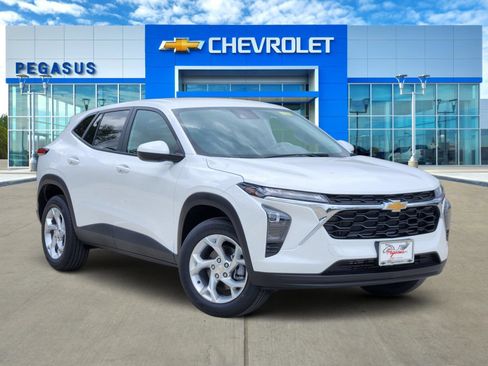 New 2026 Chevrolet Trax LS w/ LS Convenience Package FWD image 1