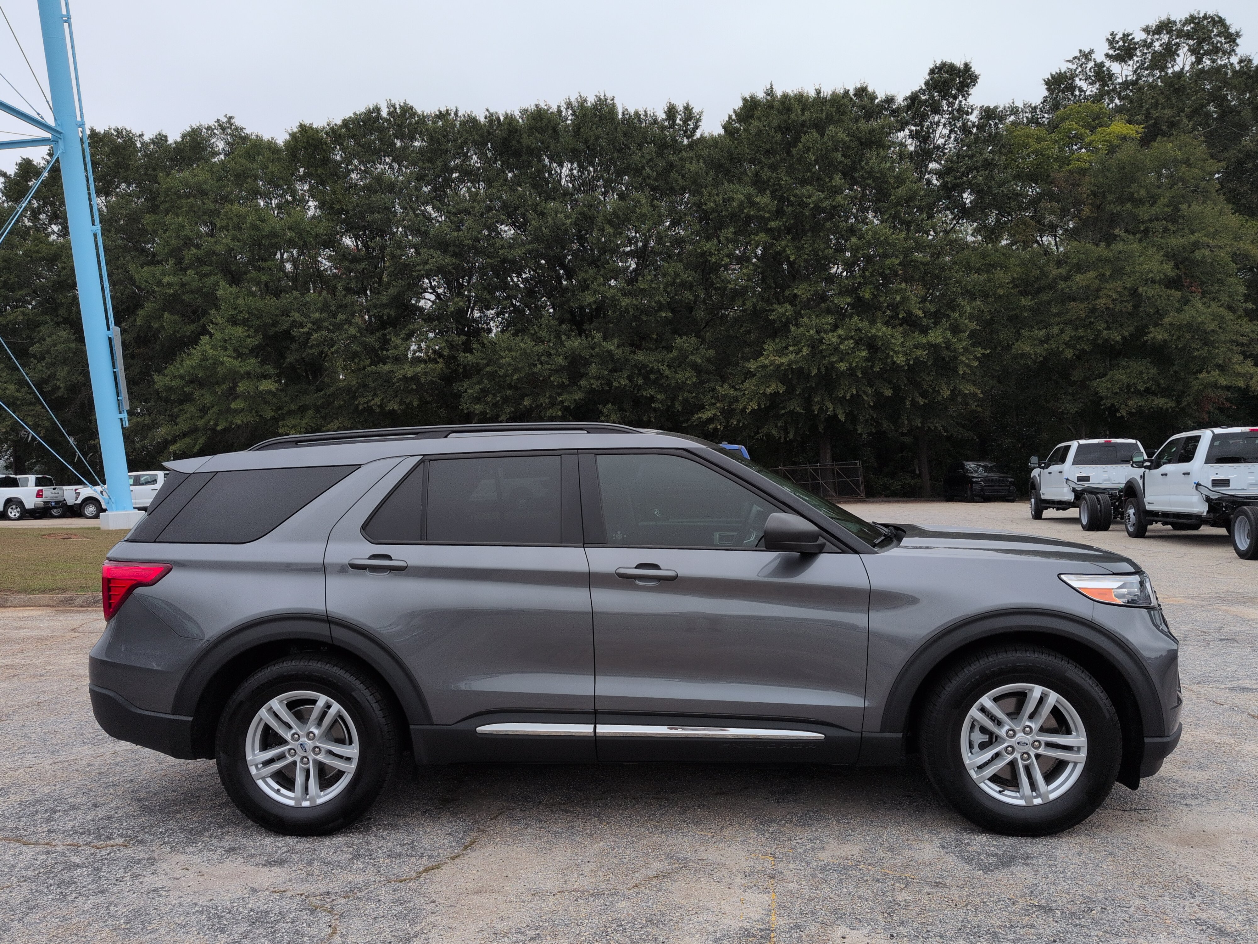 Used 2022 Ford Explorer XLT w/ Equipment Group 202A RWD image 2