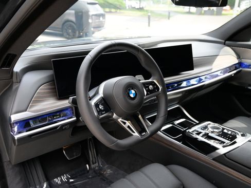 Used 2025 BMW 760i xDrive w/ Autobahn Package AWD/4WD image 16