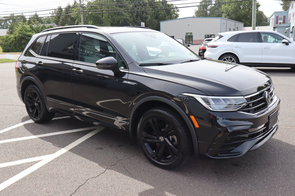 Used 2024 Volkswagen Tiguan SE R-Line AWD/4WD image 4