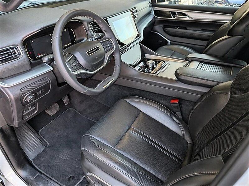 Used 2025 Jeep Wagoneer Series II w/ 8-Passenger Seating Package AWD/4WD image 2