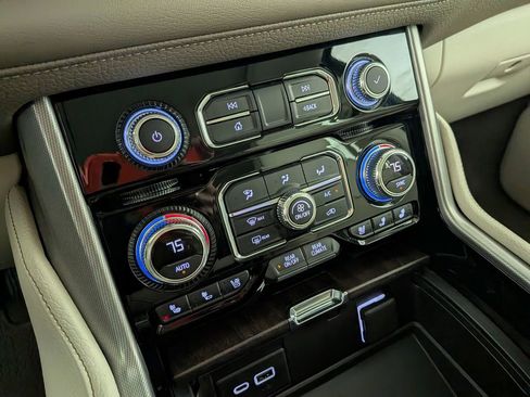 Certified 2021 GMC Yukon Denali w/ Denali Premium Package image 32