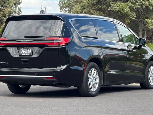 Used 2024 Chrysler Pacifica Touring-L FWD image 4