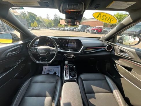 Used 2024 Chevrolet Trax RS w/ Sunroof Package FWD image 18