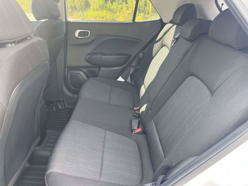 Certified 2025 Hyundai Venue SE FWD image 11