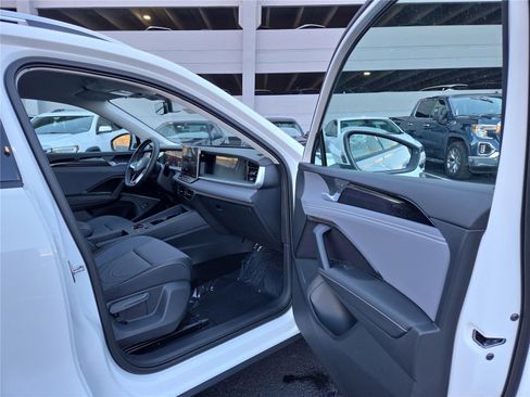 New 2026 Volkswagen Tiguan SE image 25