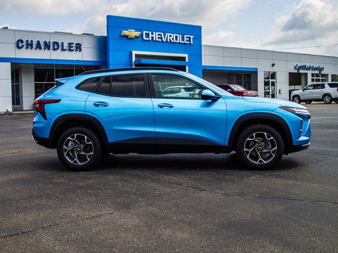 Used 2025 Chevrolet Trax LT FWD image 8