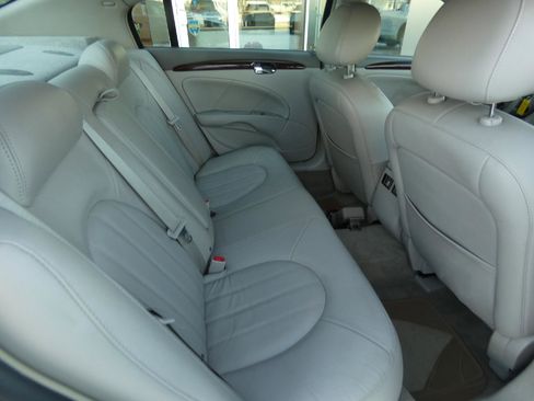Used 2011 Buick Lucerne CXL image 16
