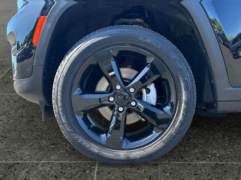 Used 2023 Jeep Grand Cherokee Altitude AWD/4WD image 5