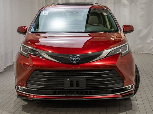 Used 2021 Toyota Sienna XLE image 3