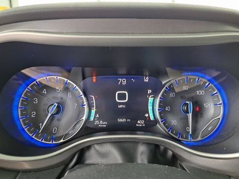 Used 2023 Chrysler Pacifica Touring-L FWD image 9