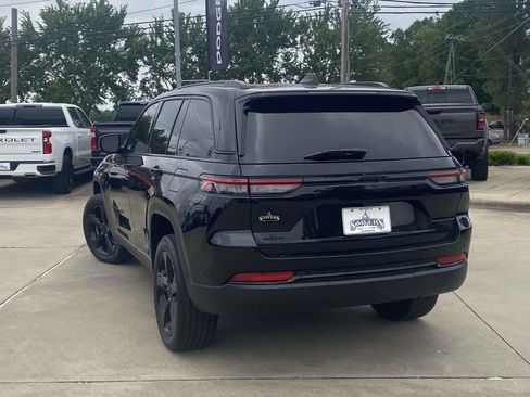 Used 2023 Jeep Grand Cherokee Altitude AWD/4WD image 6