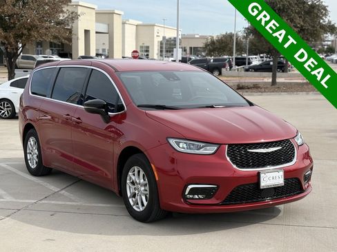 Used 2025 Chrysler Pacifica Select image 4