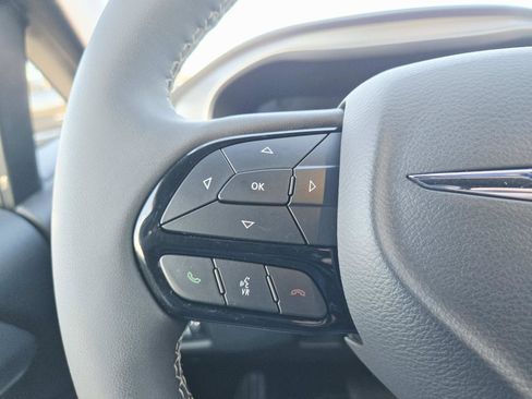 Used 2024 Chrysler Pacifica Limited image 23