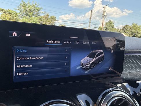 Used 2025 Mercedes-Benz GLB 250 4MATIC w/ Exclusive Package image 21