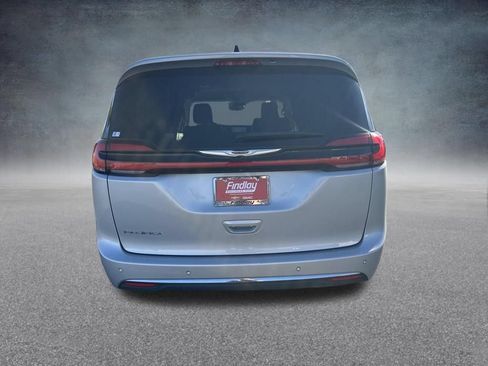 Used 2024 Chrysler Pacifica Touring-L FWD image 5