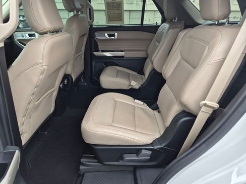 Used 2022 Ford Explorer Limited w/ Equipment Group 301A RWD image 18