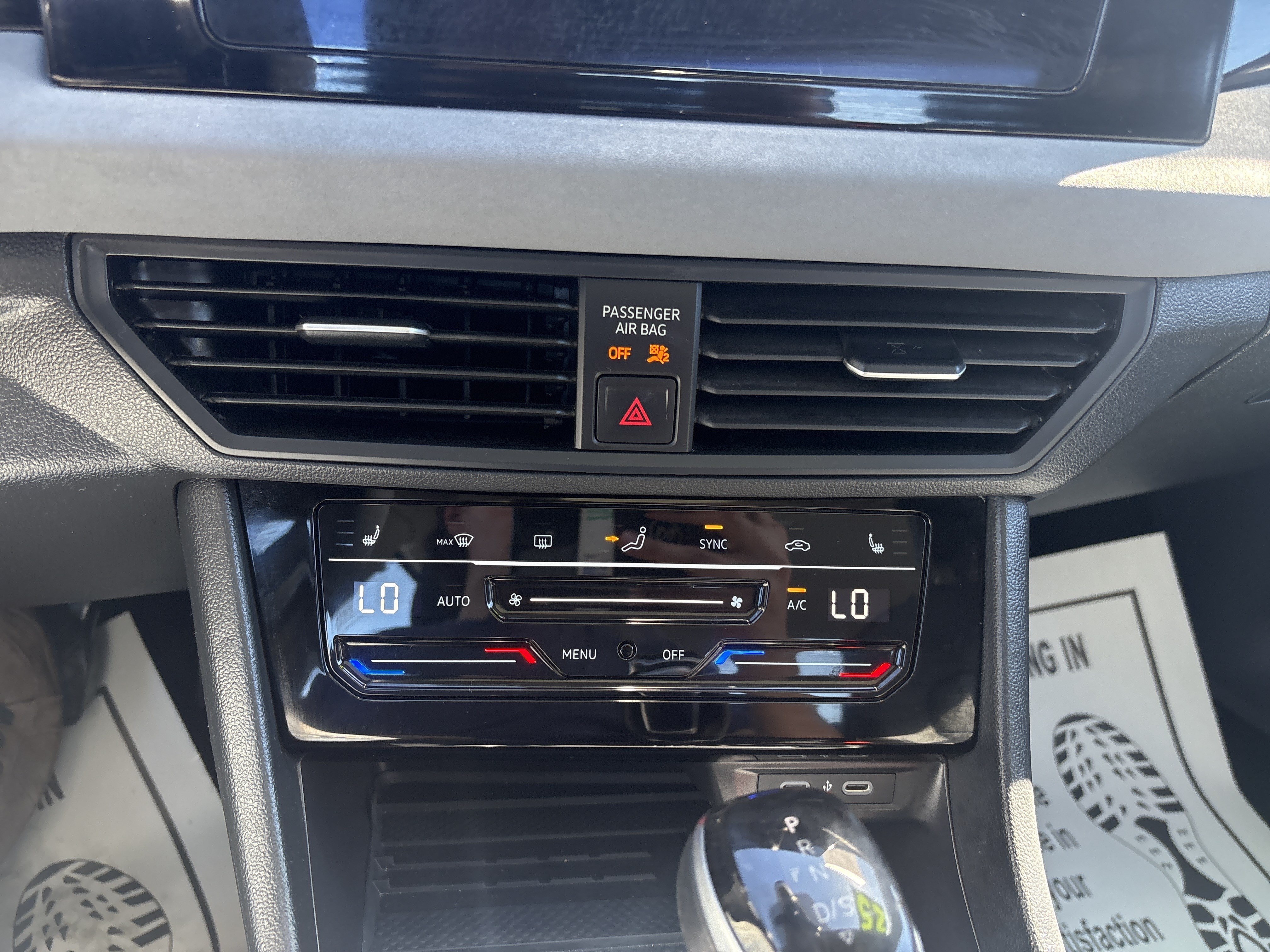 Used 2025 Volkswagen Jetta SE FWD image 21