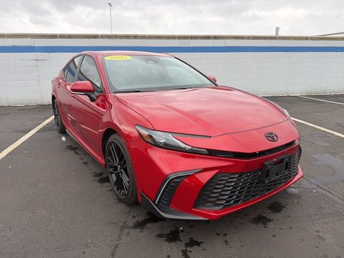 Used 2025 Toyota Camry SE w/ Convenience Package image 7