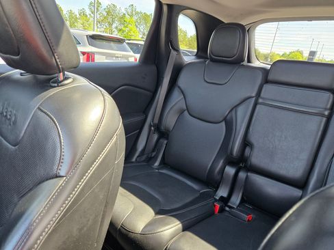 Used 2019 Jeep Cherokee Limited w/ Luxury Group AWD/4WD image 12