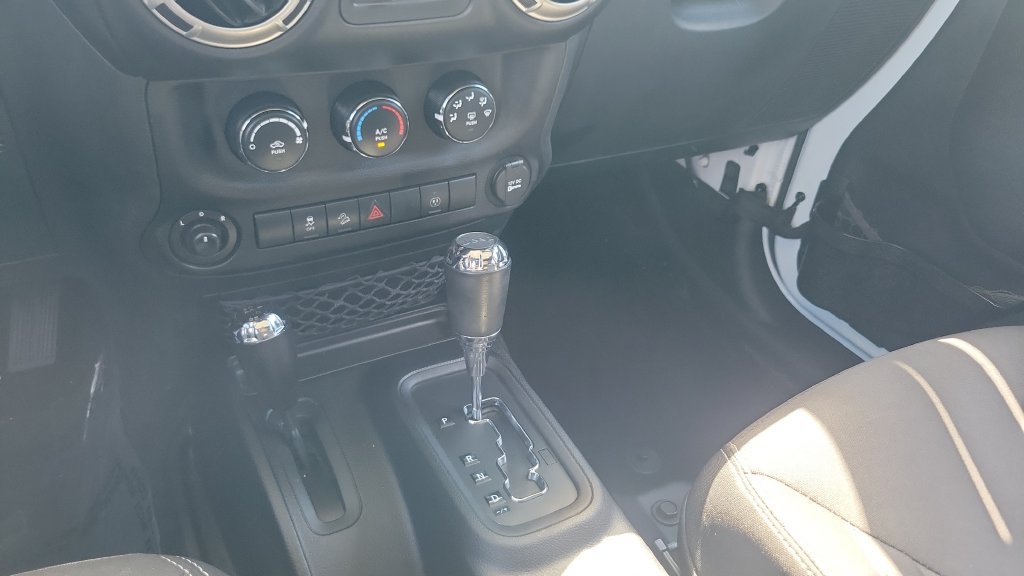 Used 2015 Jeep Wrangler Unlimited Sahara AWD/4WD image 15