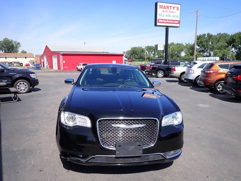 Used 2017 Chrysler 300 C RWD image 2