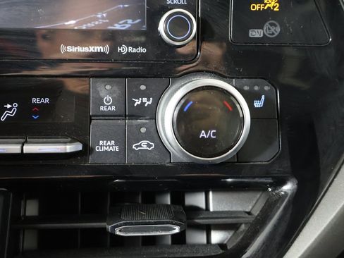 Used 2022 Toyota Highlander XLE image 50