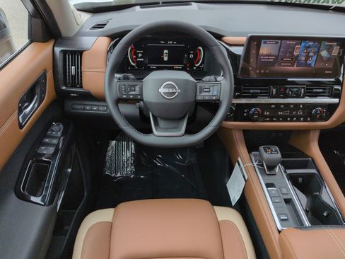 New 2026 Nissan Pathfinder Platinum FWD image 18