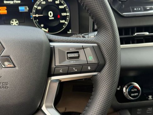 Used 2025 Mitsubishi Outlander SE image 16