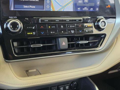 Certified 2021 Toyota Highlander Platinum FWD image 26