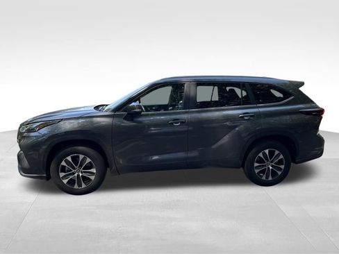 Used 2025 Toyota Highlander XLE FWD image 2