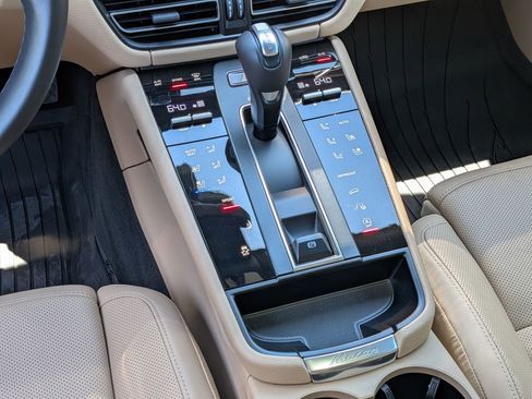 Certified 2025 Porsche Macan AWD/4WD image 18