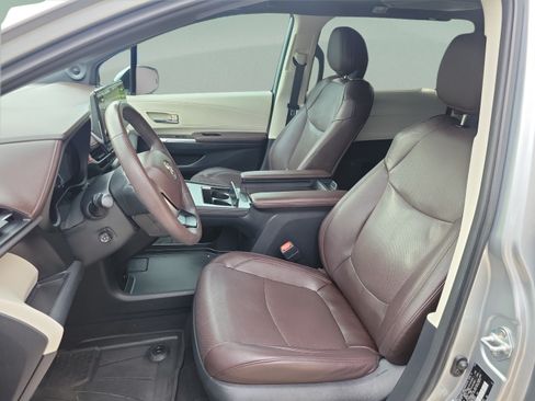 Used 2023 Toyota Sienna Platinum FWD image 9