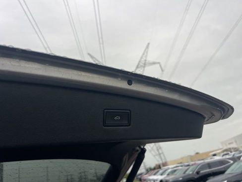 Used 2024 Volkswagen Tiguan SE image 19