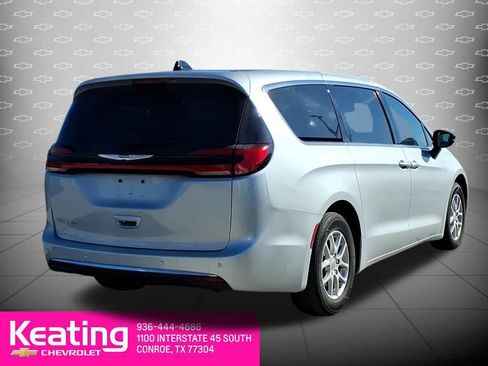 Used 2024 Chrysler Pacifica Touring-L image 6