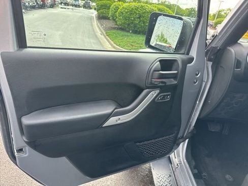 Used 2018 Jeep Wrangler Sahara AWD/4WD image 11