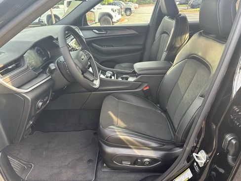 New 2025 Jeep Grand Cherokee L Altitude image 9