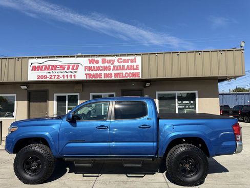 Used 2017 Toyota Tacoma SR5 w/ Tow Package AWD/4WD image 8