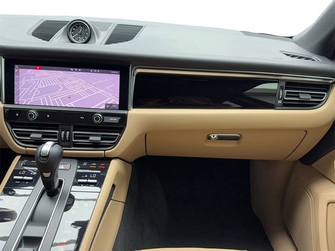 Used 2023 Porsche Macan image 19