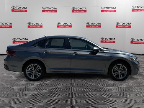 Used 2024 Volkswagen Jetta SE FWD image 4