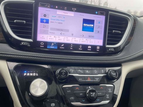 Used 2022 Chrysler Pacifica Limited image 9