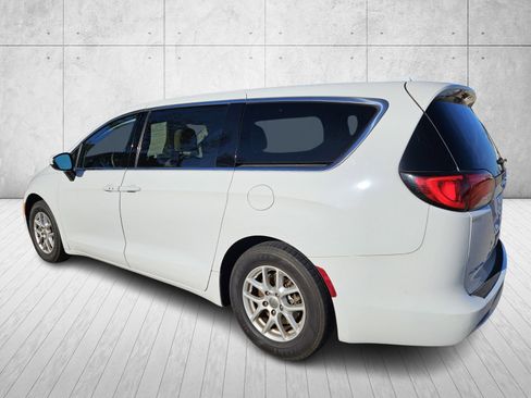 Used 2017 Chrysler Pacifica LX image 3