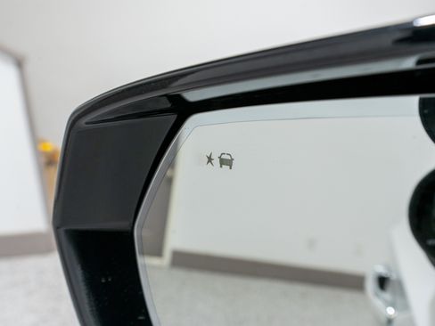 Used 2023 GMC Yukon XL Denali image 12