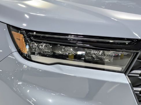 Used 2025 Honda Pilot Sport image 11