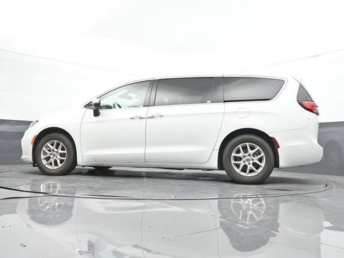 Used 2023 Chrysler Pacifica Touring-L FWD image 34