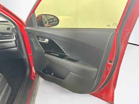 Used 2022 Kia Niro EX FWD image 31
