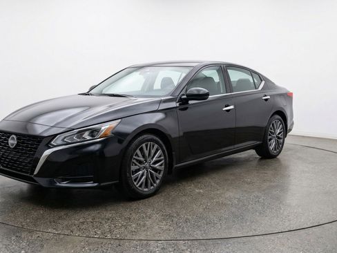 Used 2025 Nissan Altima 2.5 SV FWD image 3