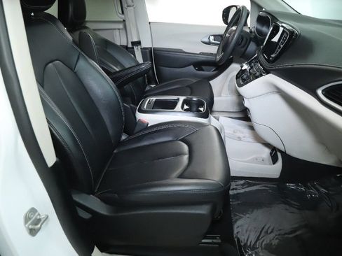 Used 2024 Chrysler Pacifica Limited FWD image 34