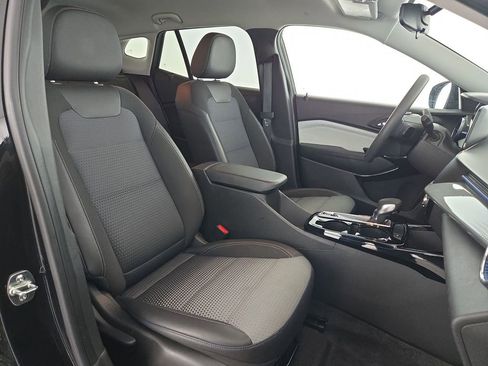 Used 2025 Chevrolet Trax LT image 32