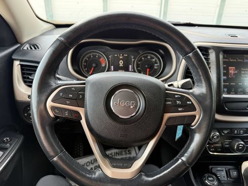 Used 2016 Jeep Cherokee Latitude w/ Cold Weather Group AWD/4WD image 23